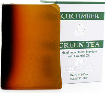 Натуральное мыло-скраб с огурцом, настоем и листьями зеленого чая indian khadi